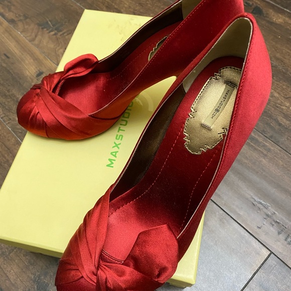 Gorgeous Red Satin Heels 👠 - Picture 12 of 13